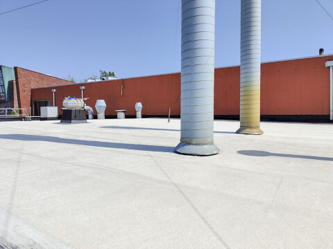 Fire-safe and FM-approved roof with AllShield Blue: mineral reflective coating protecting bitumen and ensuring insurability.