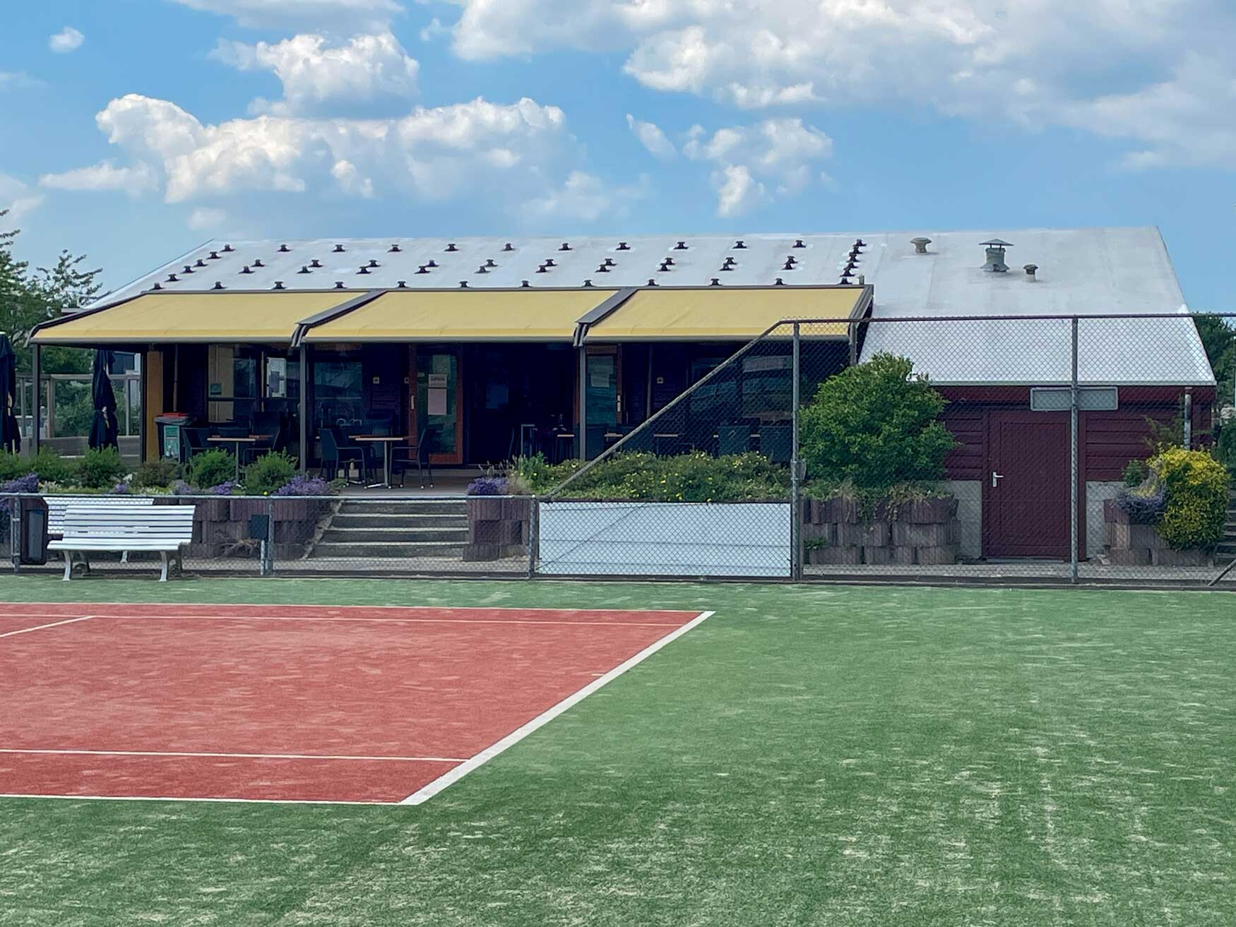 Tennisclub Tanthof clubhouse in Delft with AllShield Blue fire-safe roof coating for solar panels.